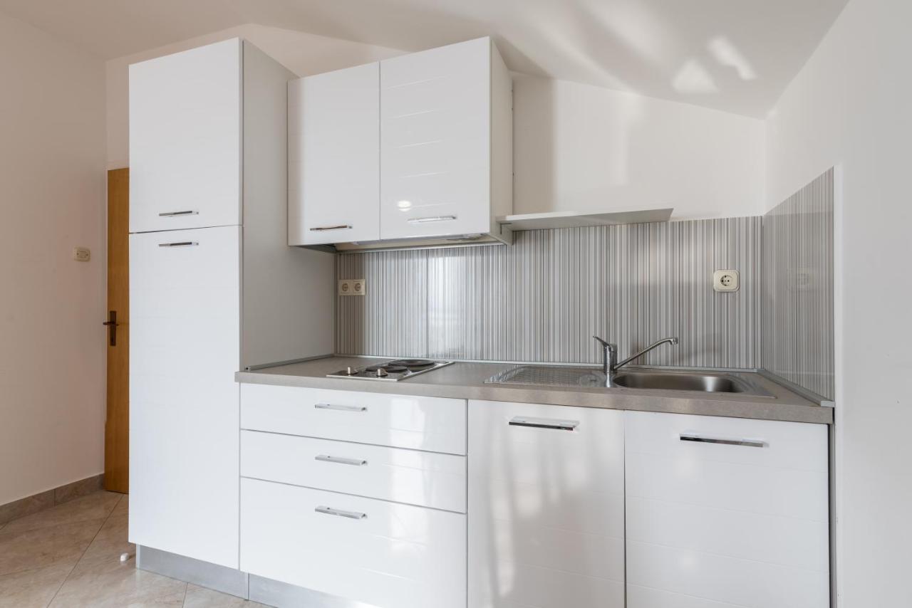Apartments Vila Dk Малинска Экстерьер фото