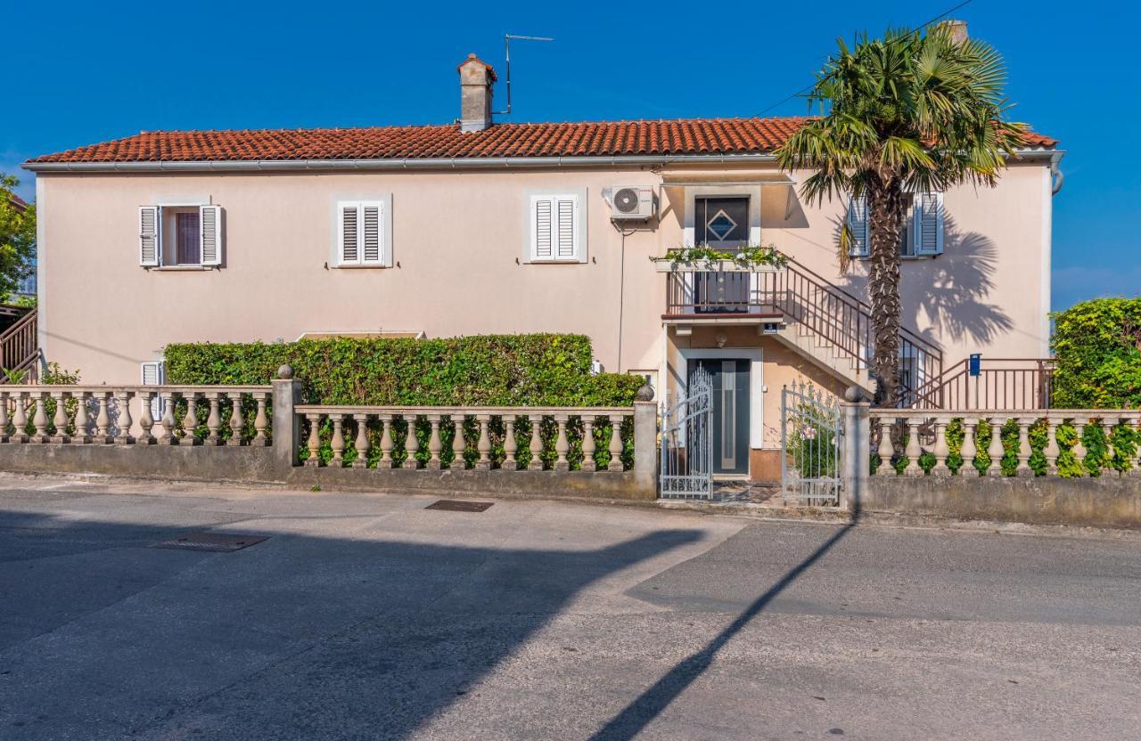 Apartments Vila Dk Малинска Экстерьер фото
