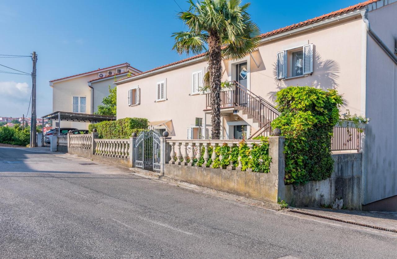 Apartments Vila Dk Малинска Экстерьер фото