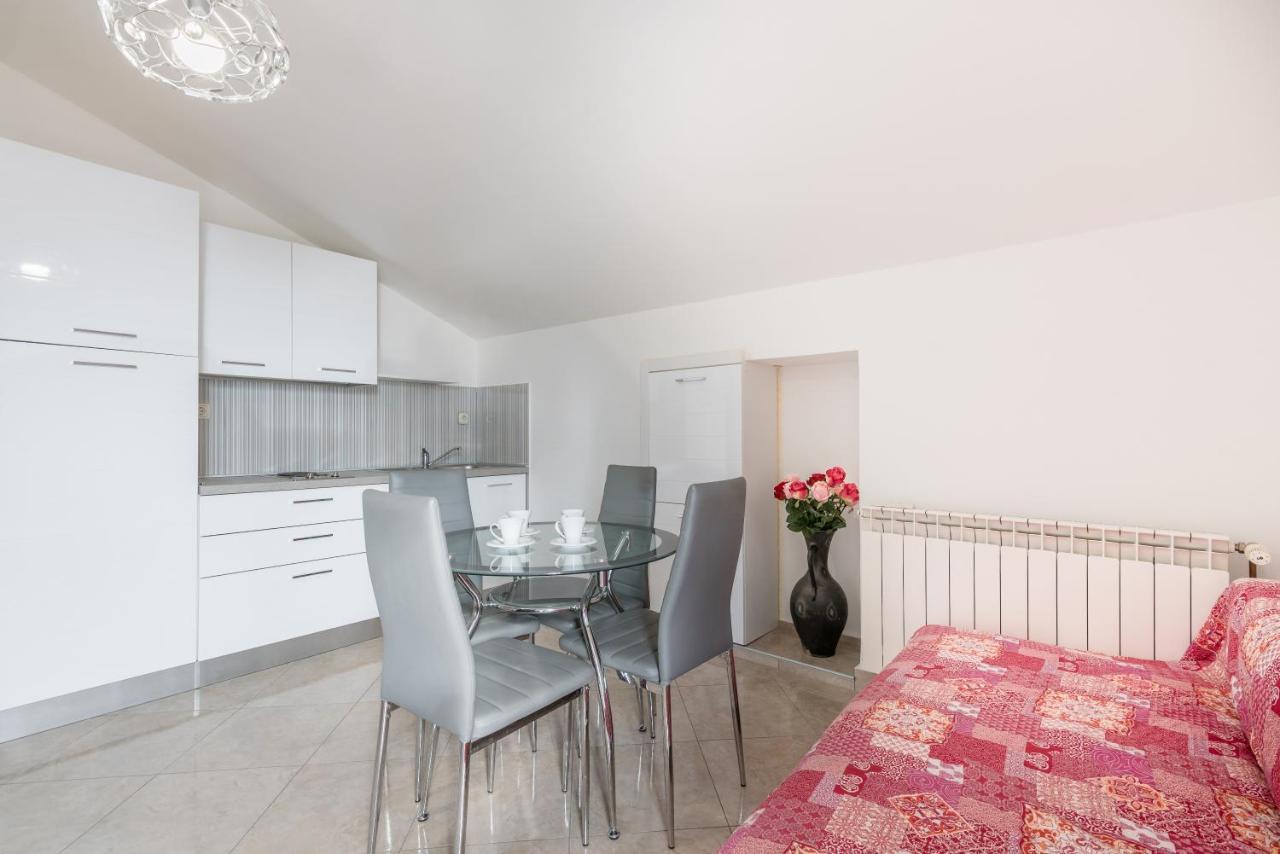 Apartments Vila Dk Малинска Экстерьер фото