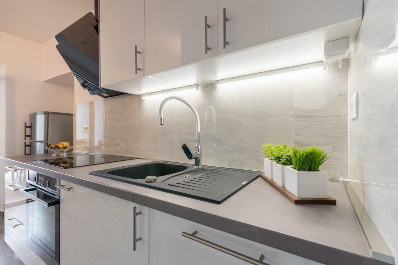 Apartments Vila Dk Малинска Экстерьер фото