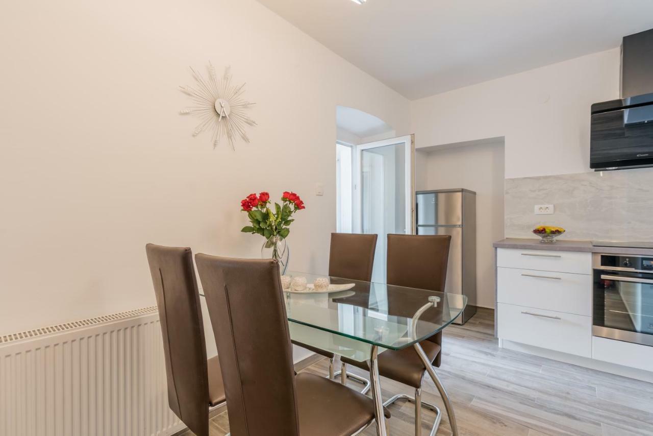 Apartments Vila Dk Малинска Экстерьер фото