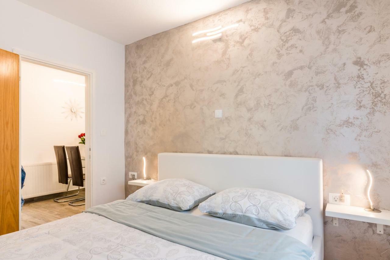 Apartments Vila Dk Малинска Экстерьер фото