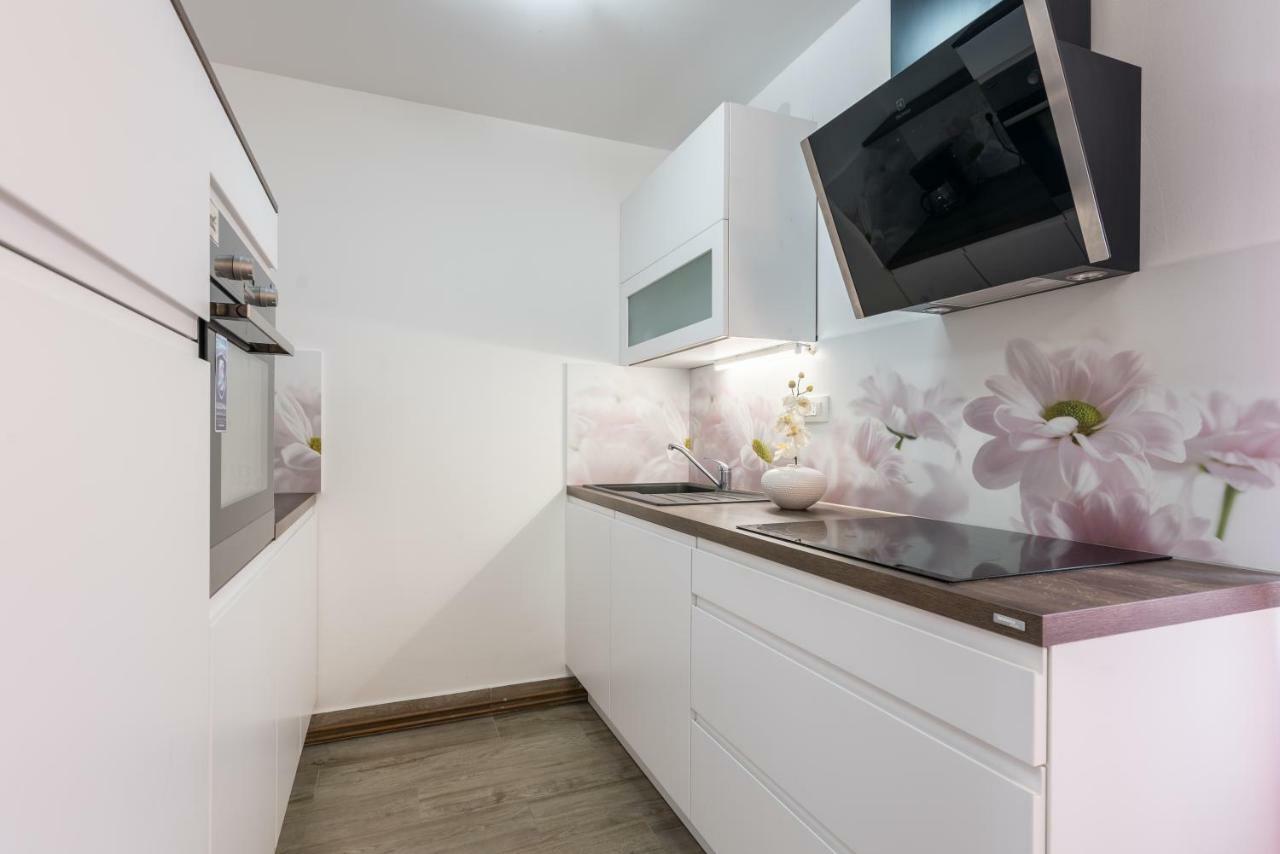 Apartments Vila Dk Малинска Экстерьер фото