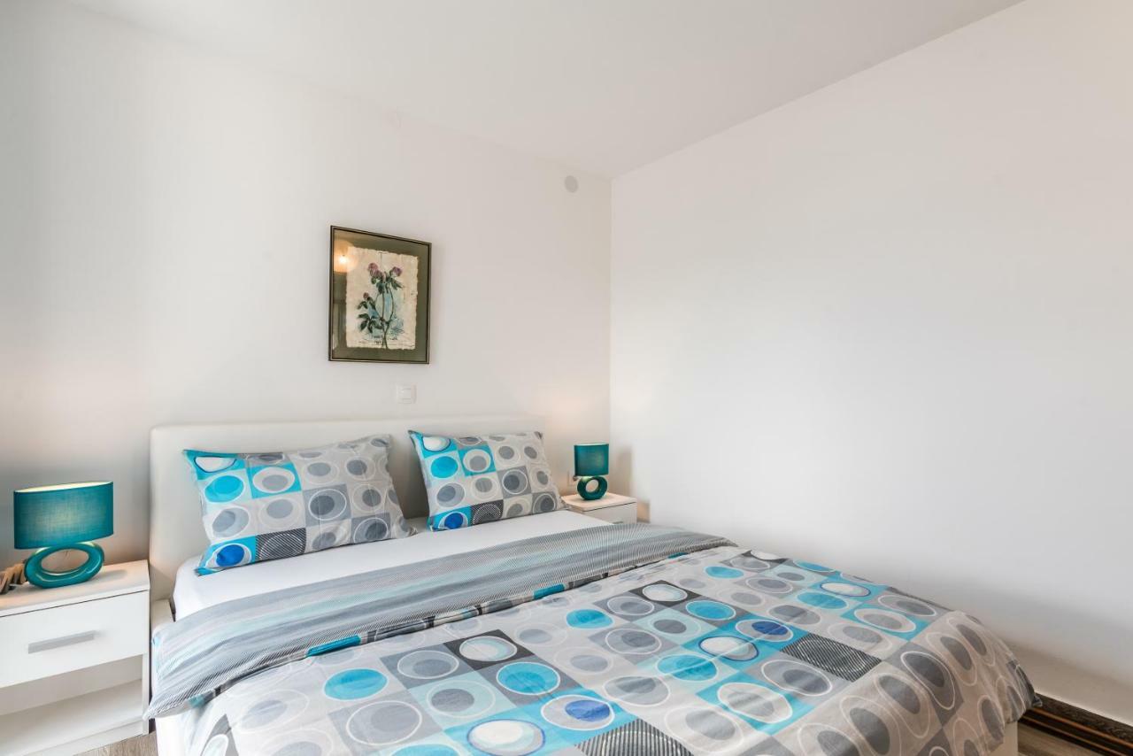 Apartments Vila Dk Малинска Экстерьер фото