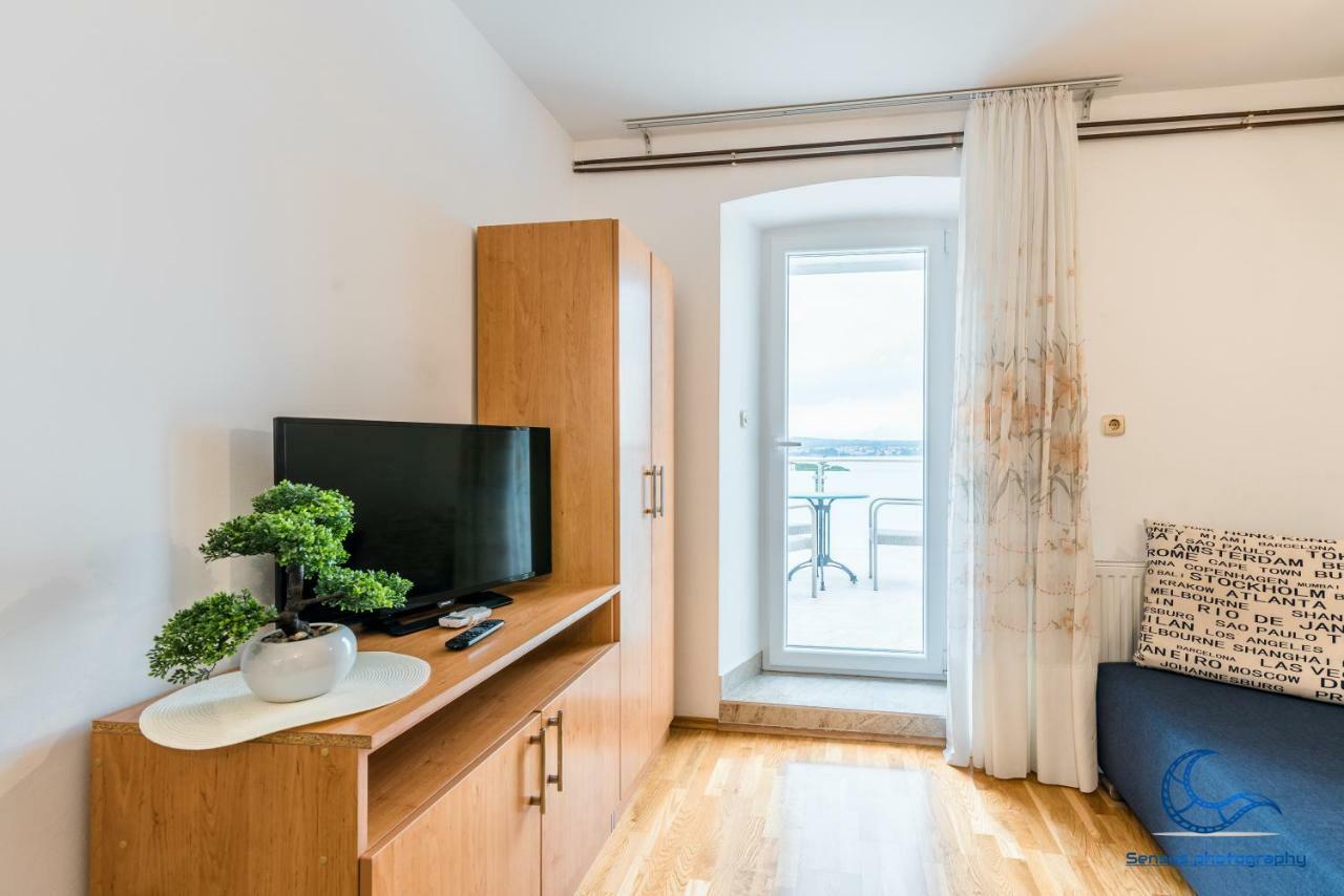 Apartments Vila Dk Малинска Экстерьер фото